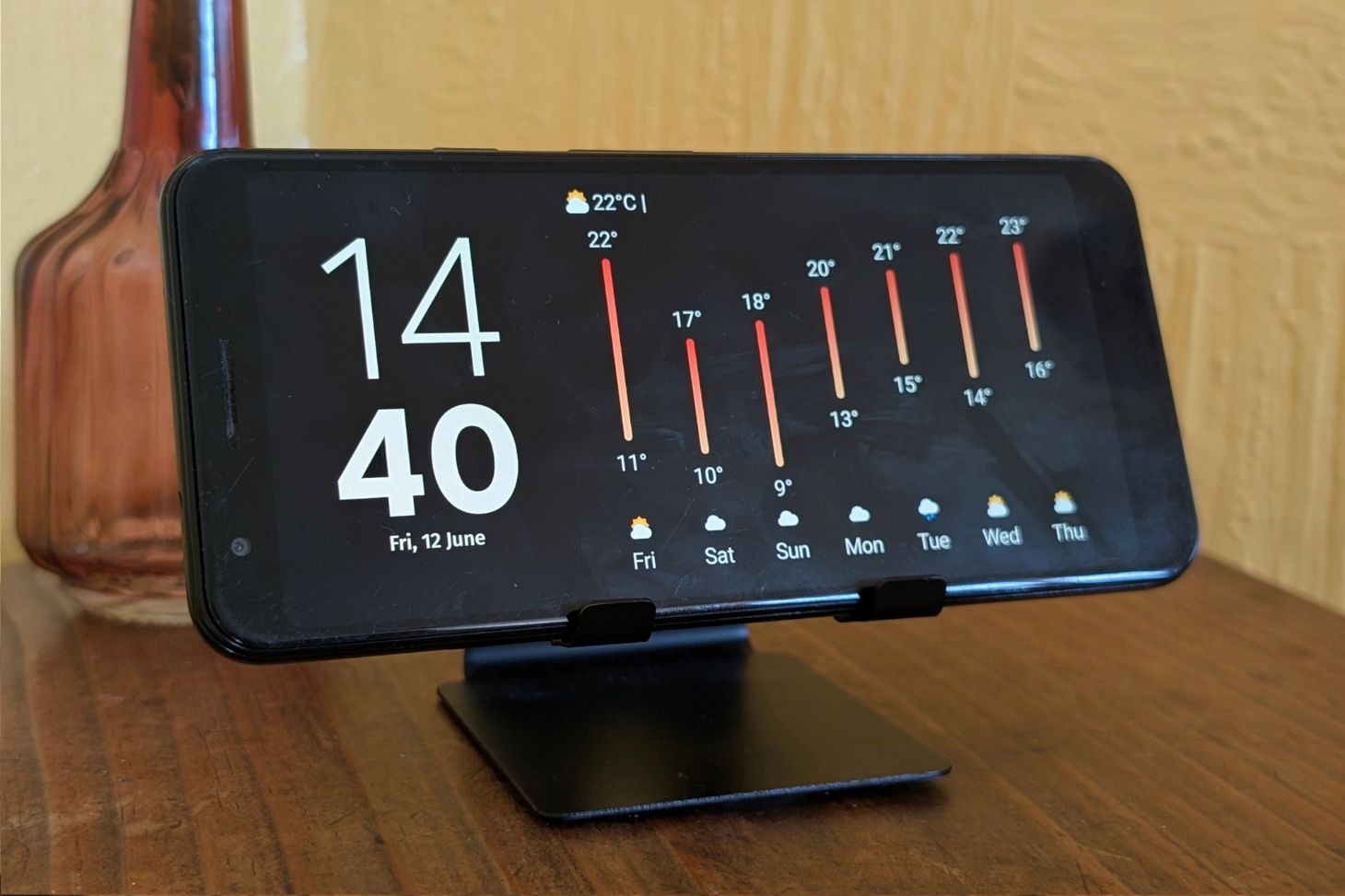 Alternate design, with a digital clock and weather widget.