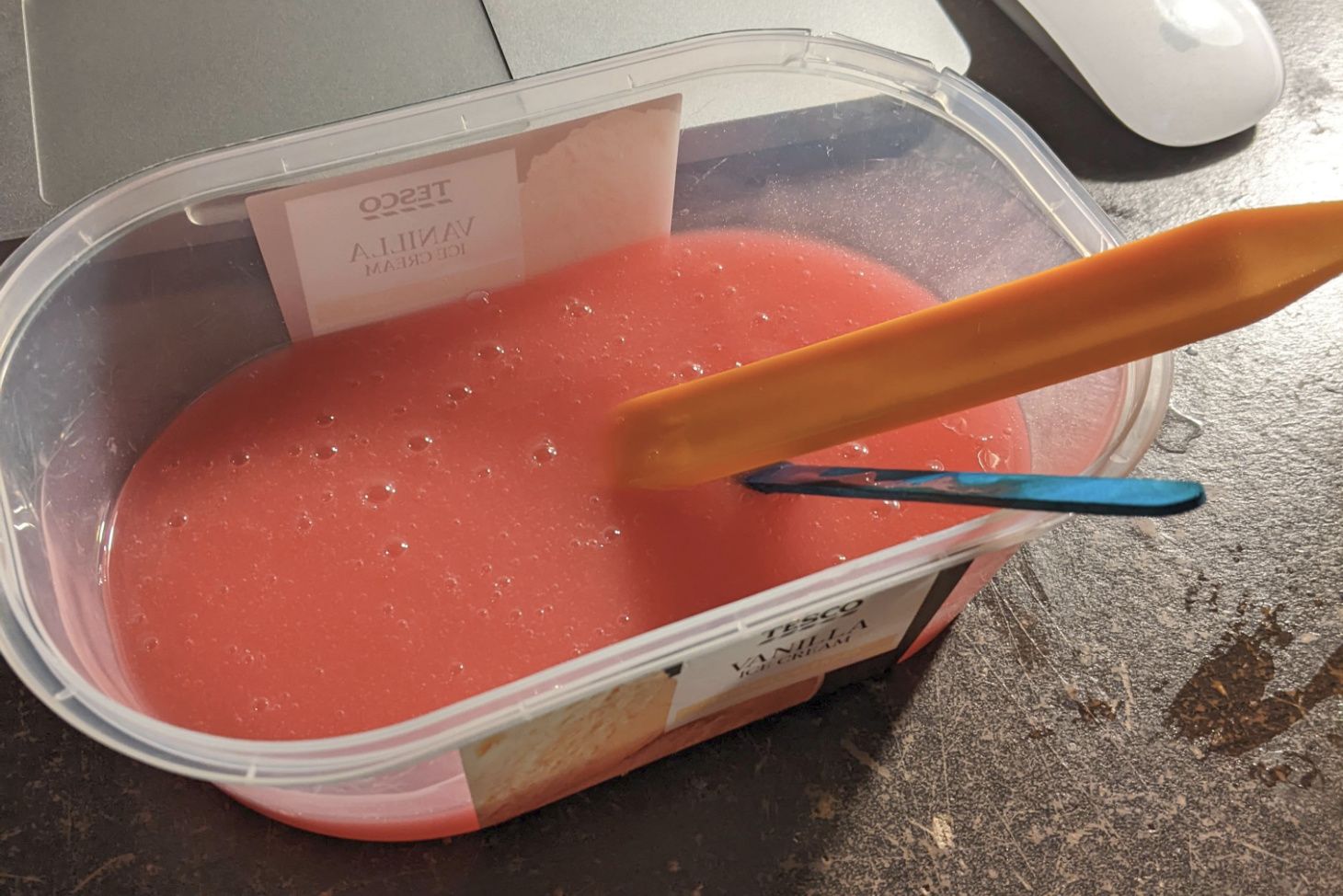 Mixing the two-part silicone.