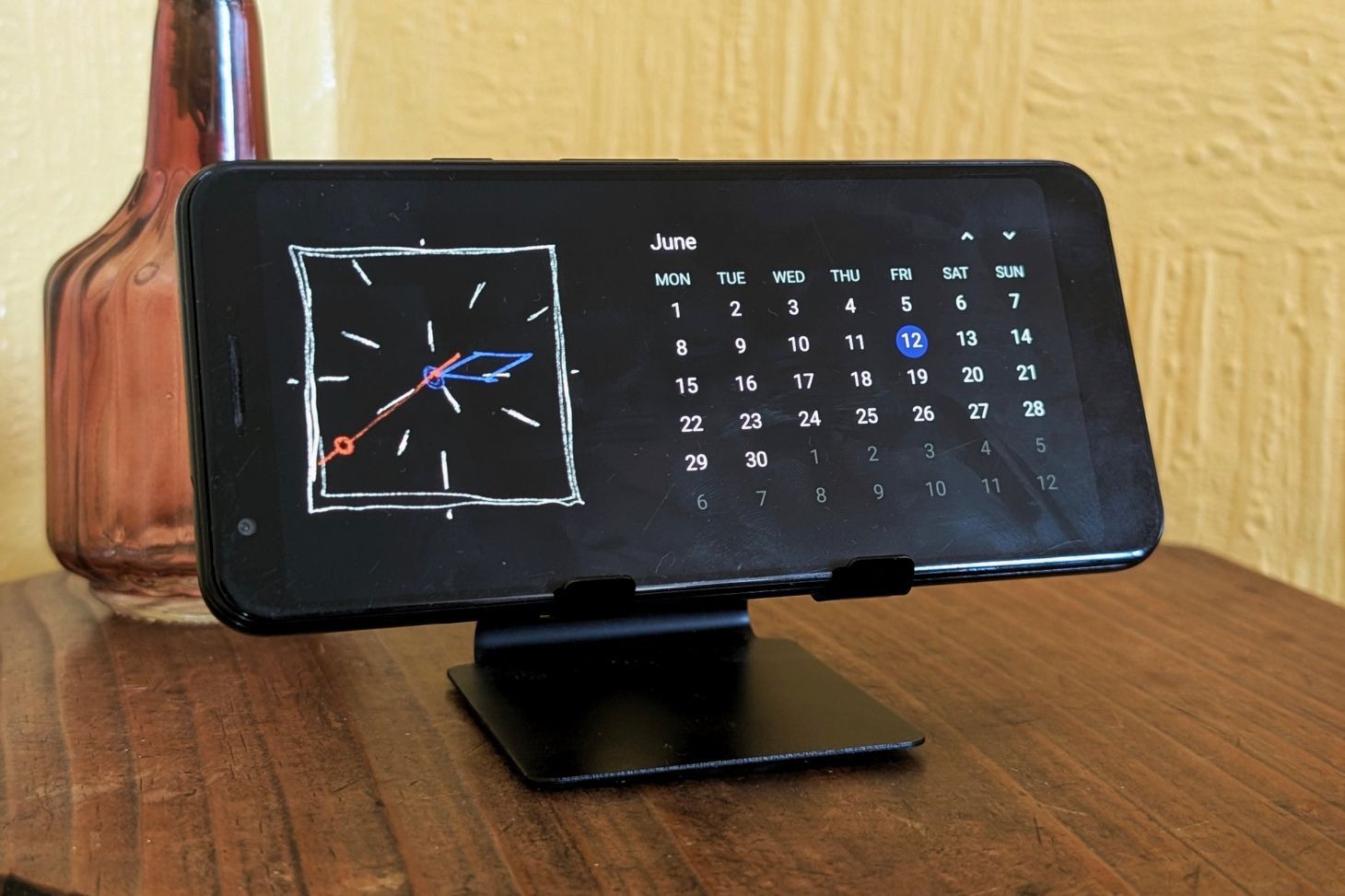 The finished display, with an analogue clock and calendar widget.